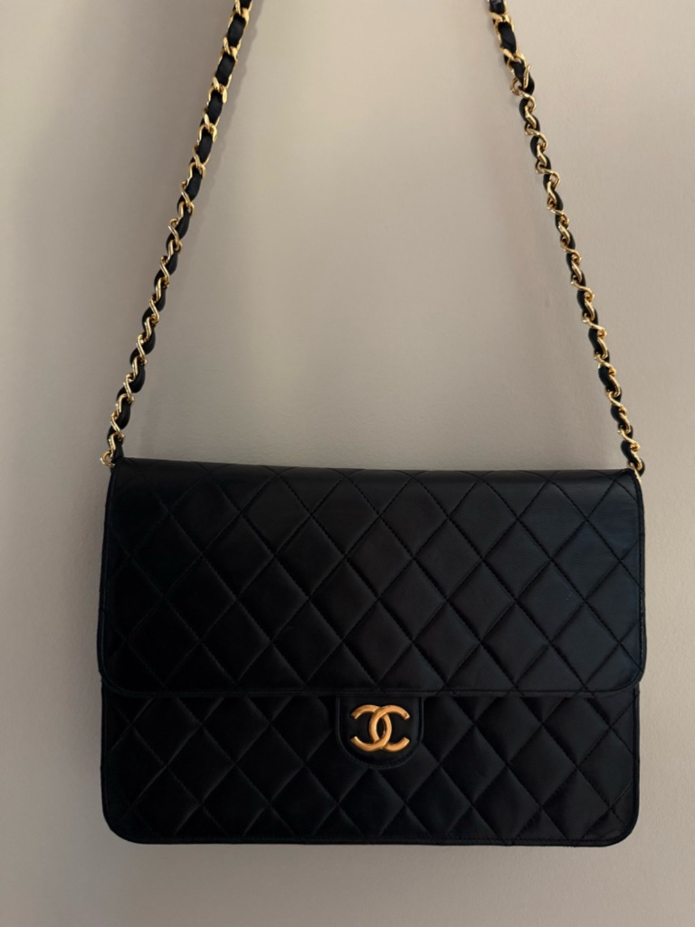 CHANEL Black Quilted Shoulder Bag with Gold Chain